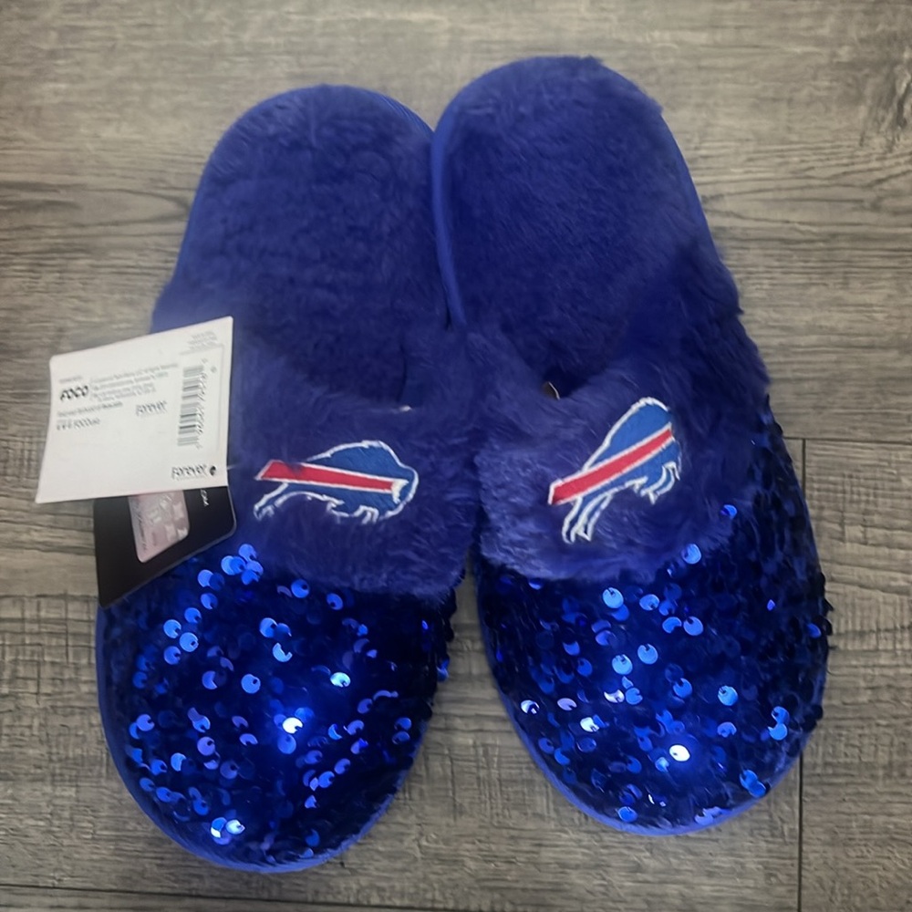 Buffalo Bills NFL FOCO women’s 5-6 sequined slippers. New with tags!